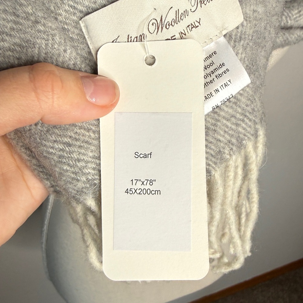 Italian Woollen Treasures Scarf Cashmere Blend Gray Made in Italy New with Tags - Picture 5 of 5